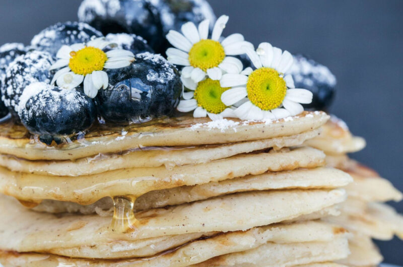 Pancakes de arándanos con miel de maple.